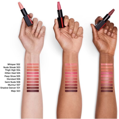 Tre händer håller olika läppstiftsnyanser. Swatches visar olika rosa-, bruna- och nude-färger från en sminkpalett.