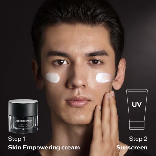 Ein Mann trägt Gesichtscreme auf, mit Sonnencreme und Hautpflege-Schritten im Hintergrund in Kontur.