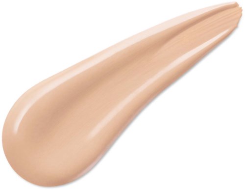 En beige makeup foundationprov med en slät, krämig textur på en vit bakgrund.
