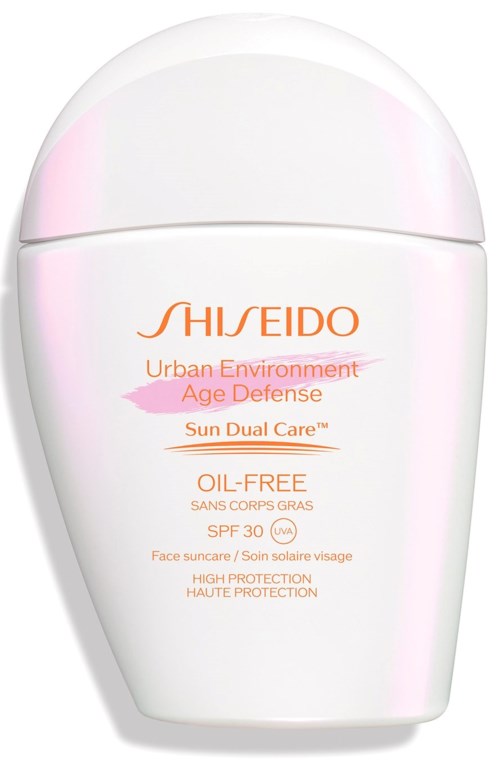 En vit solskyddsflaska med orange och rosa text, märkt Shiseido Urban Environment Age Defense Sun Dual Care SPF 30.