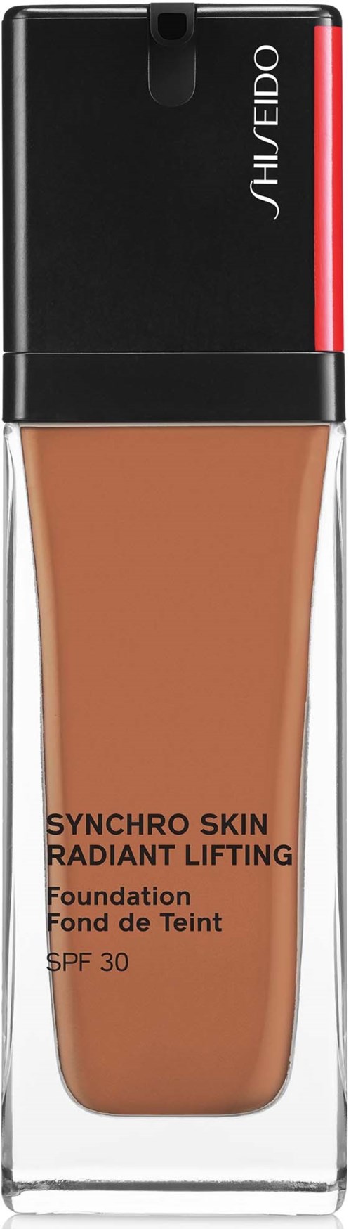 Foundation-Flasche mit schwarzem Deckel, Marke oben, braune Flüssigkeit, bezeichnet 'Synchro Skin Radiant Lifting.'