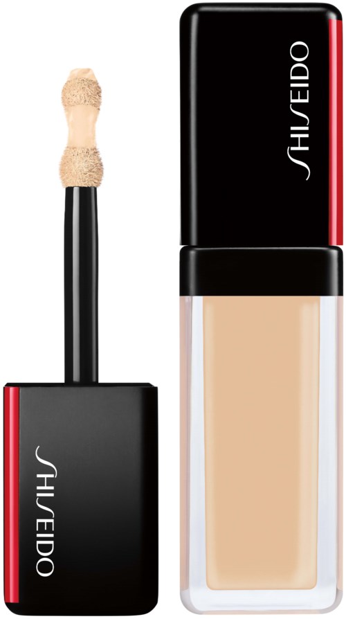 En foundationflaska med svart lock, röd rand och en applikatorsvamp. Båda med Shiseido-märke.