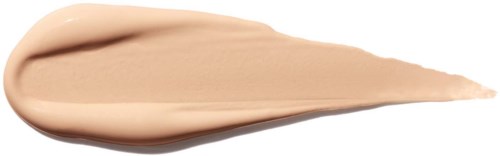 En beige kräm spridd i form av tårta på en vit bakgrund.