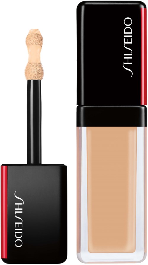 En Shiseido flytande foundationflaska med en öppen applikatorborste. Flaskan är svart med röda detaljer och vit text.
