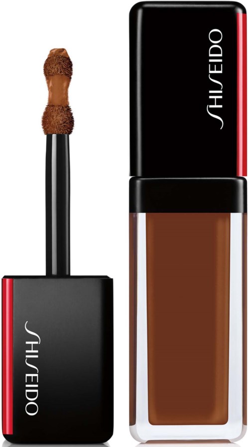 Een Shiseido-make-upproduct met een applicator en een flesje met bruine vloeibare foundation.