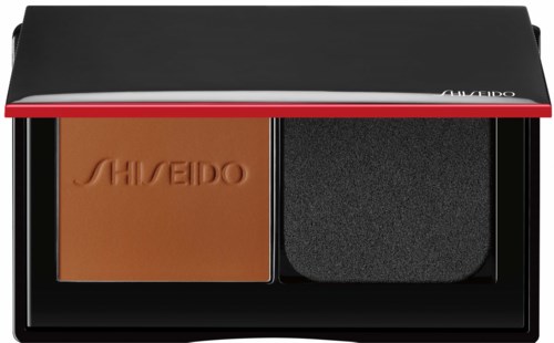 Shiseido-meikkipakkaus, jossa on yksi puuteripuoli ja sieni, mustassa kotelossa liukukannen kanssa.