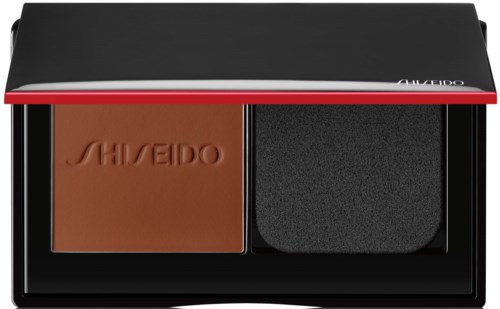 Meikkipakkaus, jossa on korostusväri ja sieni-applikaattori, Shiseido-brändätty.