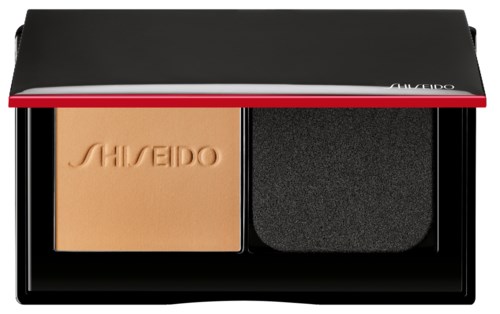 En liten dosa med två makeupprodukter: ett beige puder med 'SHISEIDO' och en svart svamp.