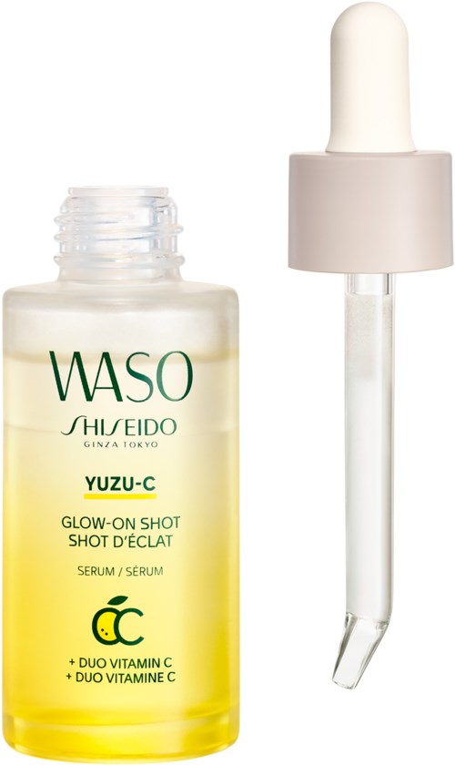 En liten flaska med hudvårdsserum och pipett, märkt WASO, Shiseido, Yuzu-C och ingredienser som C-vitamin.
