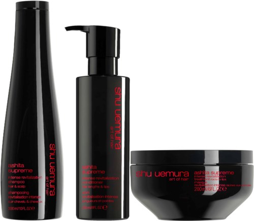 Drei schwarze Kosmetikbehälter mit rotem Text, including Flasche, Pumpe und Schale, alle mit Shu Uemura beschriftet.