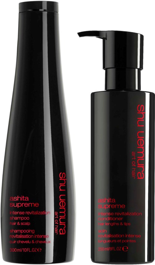 Zwei schwarze Flaschen, eine lang und schlank, die andere kürzer mit Pumpkopf, enthalten Haarpflegeprodukte mit 'Shu Uemura' und 'ashita supreme' beschriftet.