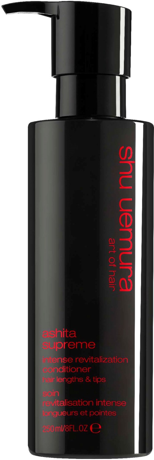 Eine schwarze Flasche mit rotem Text sagt 'Shu Uemura' und 'Achtita A. Supreme.' Es ist eine Conditioner-Flasche mit Pumpe.