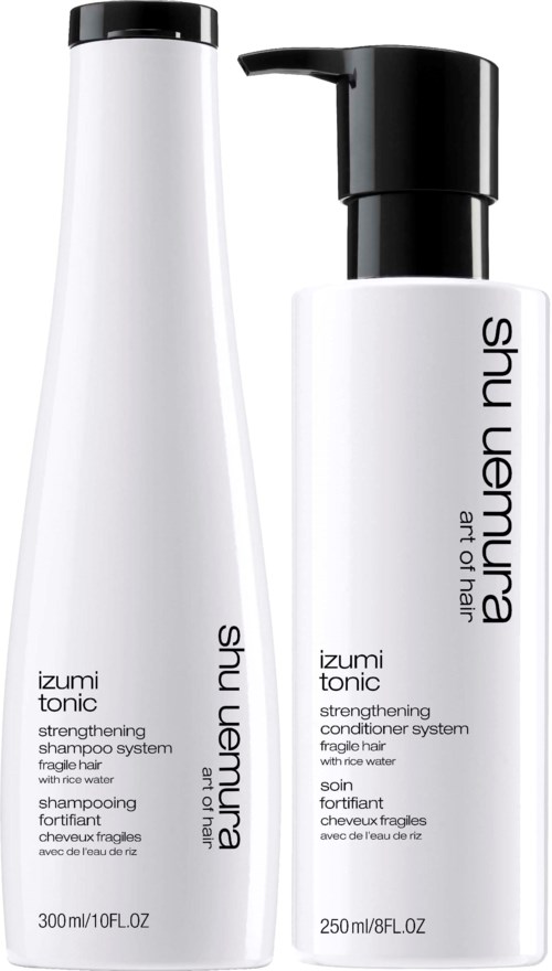 Twee shampoo-flessen en een conditionerfles, allemaal wit met zwarte doppen, gelabeld met productgegevens en merknaam.