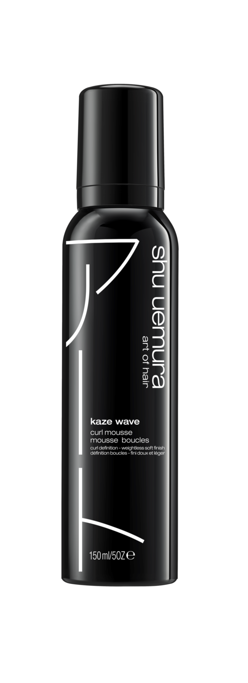 Eine schwarze Sprühdose mit weißen und grauen Texten, zeigt ein Schönheits- oder Haarprodukt namens Kazue Wave.
