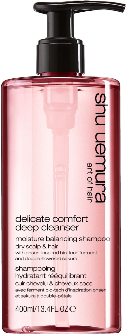 Pinke Flasche mit schwarzem Pumpenkopf, beschriftet 'delicate comfort deep cleanser' für Haare und Kopfhaut.