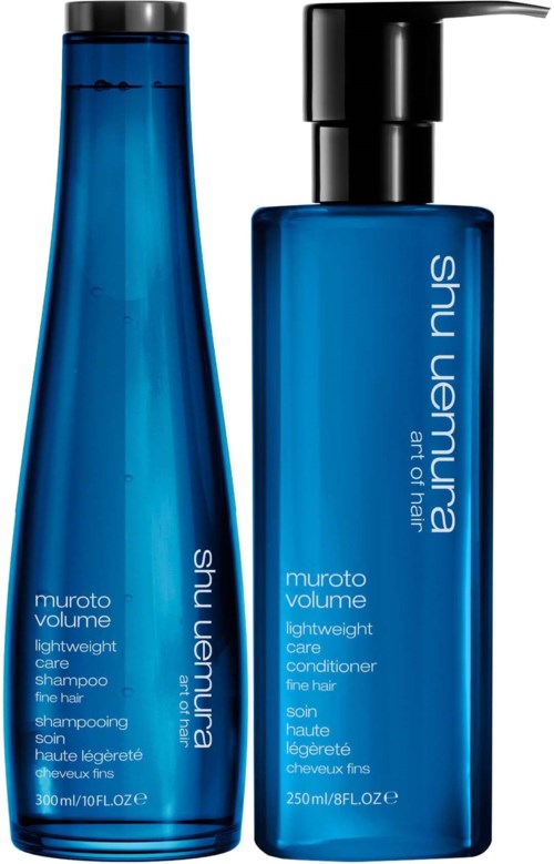 Twee blauwe haarverzorgingsflessen, één lang en één korter, met zwarte doppen en witte tekst voor Muroto Volume shampoo en conditioner.