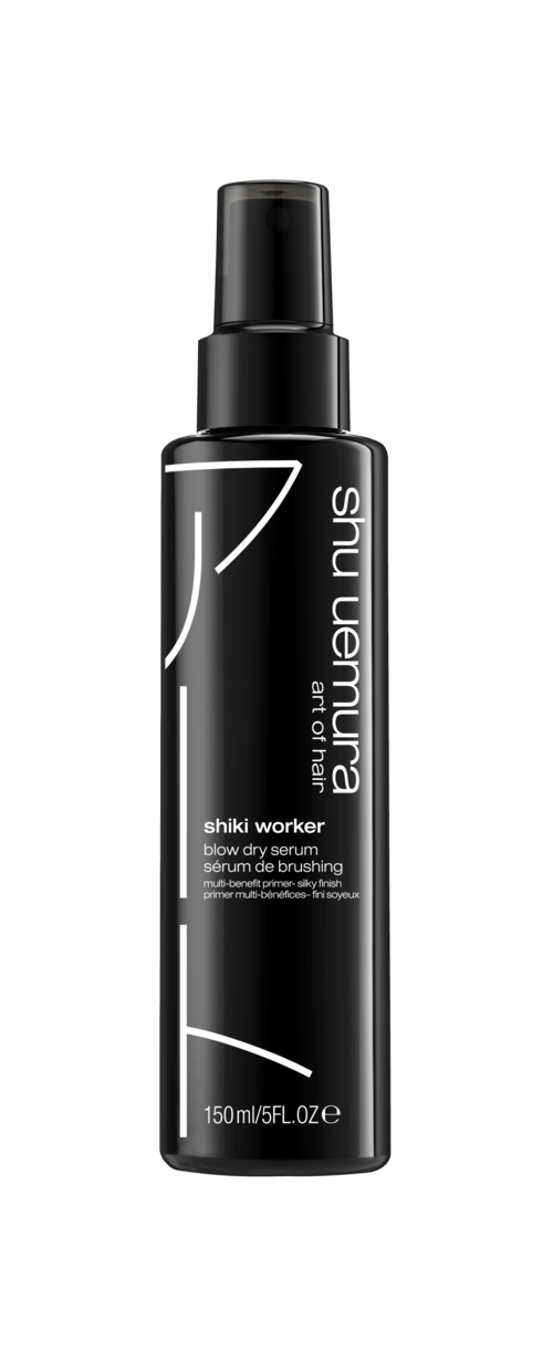 Eine schwarze Sprühflasche mit weißem Text und elegantem Design, gekennzeichnet als Föhn-Dauerwellen-Serum von Shu Uemura.