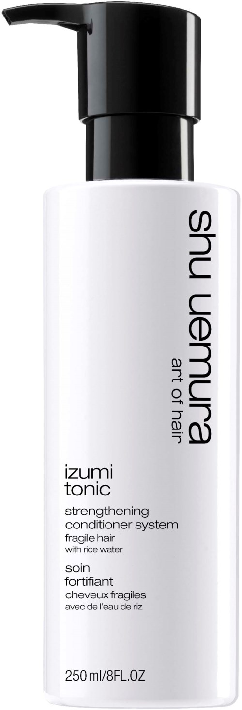 Eine weiße Flasche mit schwarzem Pumpen, beschriftet Shu Uemura, enthält Conditioner für brüchiges Haar. 250 ml.