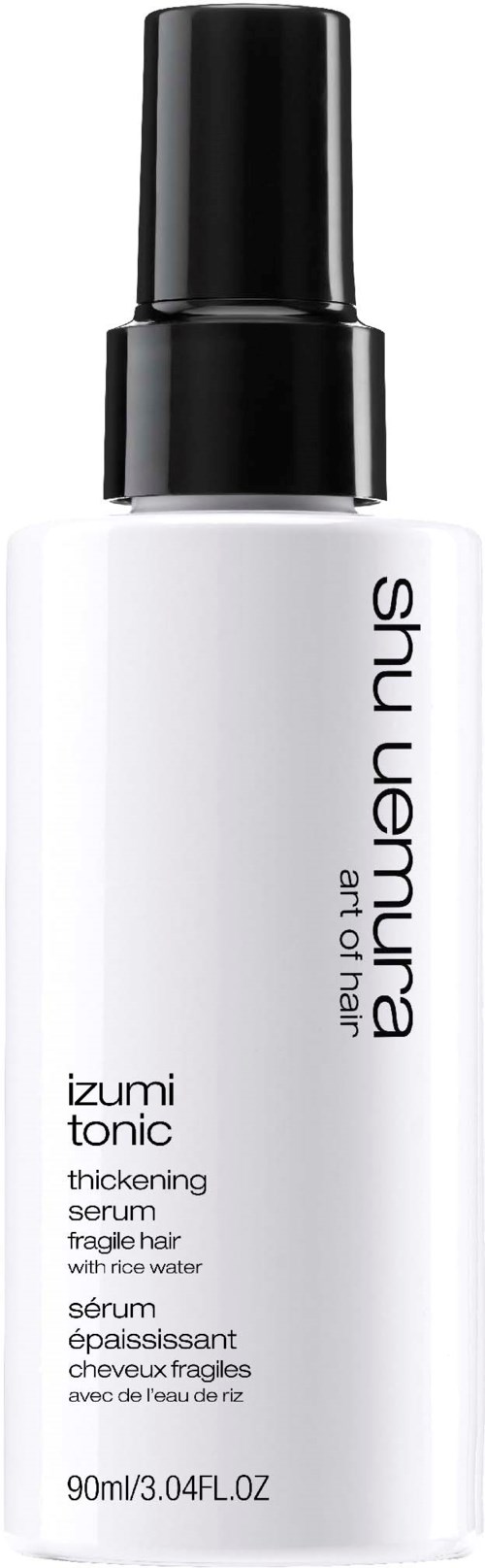 Eine weiße Flasche mit schwarzem Deckel und Sprühkopf, beschriftet 'Shu Uemura,' enthält ein stärkendes Serum für sprödes Haar.