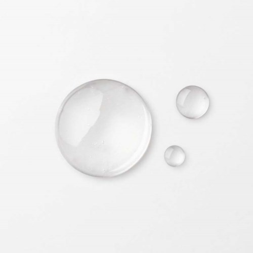 Drei Wassertropfen auf weißem Hintergrund, ein großer und zwei kleinere in der Nähe.