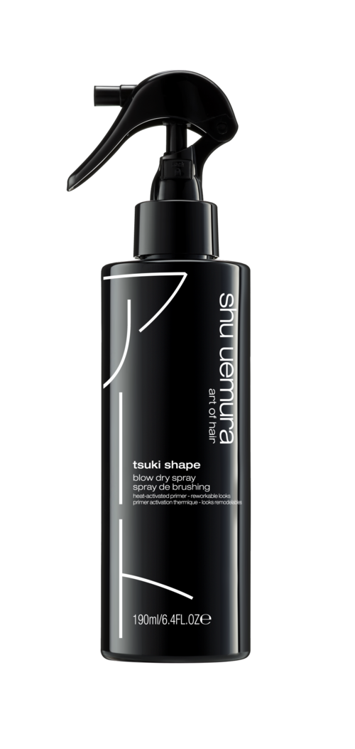 Schwarze Sprühflasche mit Sprühkopf, beschriftet "tsuki shape" und "blow dry spray" für Haare.