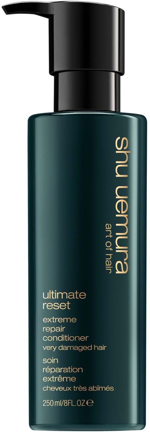 Eine Flasche Conditioner für sehr strapaziertes Haar, mit Pumpkopf und dunkelgrüner Aufschrift.