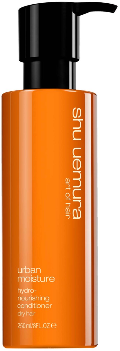 Ein orangefarbener Flasche mit schwarzem Pumpverschluss, beschriftet mit 'Shu Uemura' und 'urban moisture'.