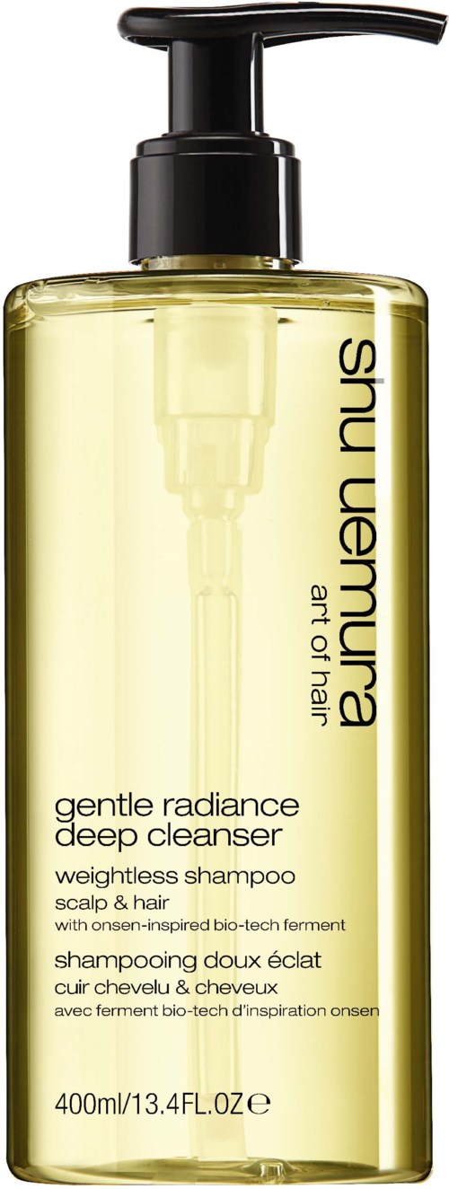Eine transparente gelbe Flasche mit Pumpe enthält Shu Uemura tiefenreinigenden Shampoo für Kopfhaut und Haare.