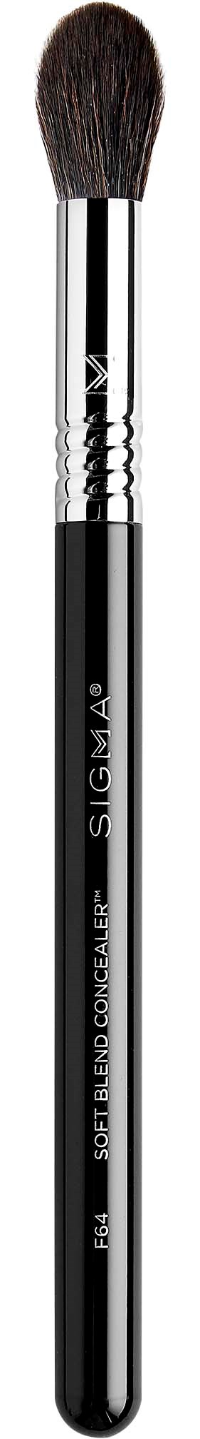 Een zwart-zilveren make-up kwast met zachte haren en een slank handvat. De merknaam staat op het handvat.