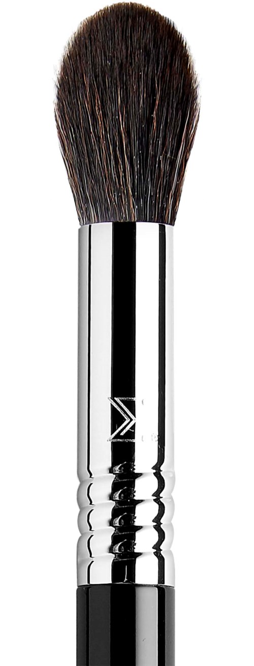 Een make-up kwast met een glanzende handvaten en zachte haren, bedoeld voor het aanbrengen van poeder of blush.
