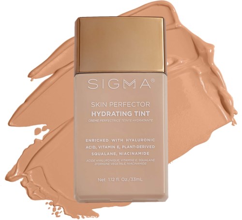 Beige nestemäinen meikkivoide kultalusikalla, levittynyt beige taustan päälle, merkitty 'Sigma Skin Perfector Hydrating Tint.'