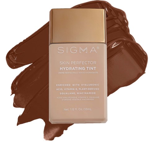 Sigma Skin Perfecter Hydrating Tint -pullo, jossa beigenvärinen korkki ja ympärillä ruskeita meikkisävyt.
