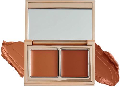 En makeuppalette med två bruna nyanser, läppfärg och spegel. Kräm- och pudermakeup applicerad runt den.