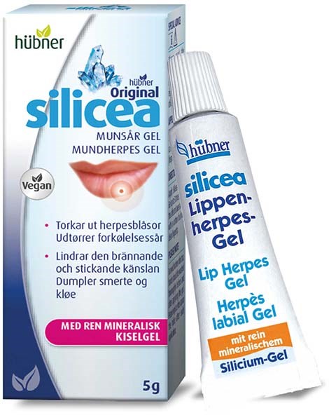En förpackning och tub av läppherpesgel, med bild av läppar, vegansk märkning och mineralingredienser.