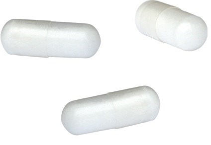 Drie witte capsules worden op een witte achtergrond getoond, in verschillende richtingen. Ze lijken glad en vast.