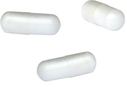 Drie witte capsules liggen parallel en op verschillende hoeken op een effen achtergrond.