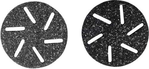 Zwei runde Gegenstände mit funkelnder Oberfläche und weißen Linien im Inneren, die stilisierte Uhren oder Designs ähneln.