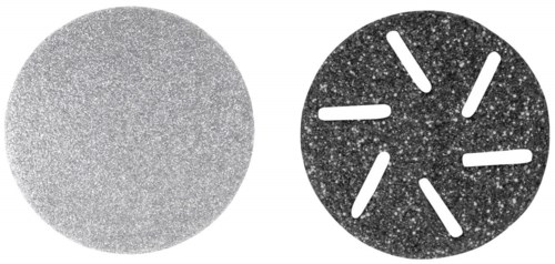 Zwei runde Objekte. Eines ist schlicht und texturiert, das andere hat Markierungen, die wie eine Uhr oder Design aussehen.