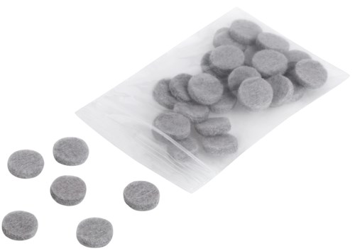 Kleine runde Pillen in einem Plastikbeutel, einige außerhalb, möglicherweise Medikamente oder Nahrungsergänzungsmittel.