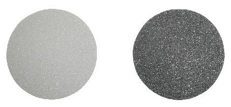 Två cirklar fyllda med glitter, en ljusgrå och en mörkgrå, bredvid varandra.