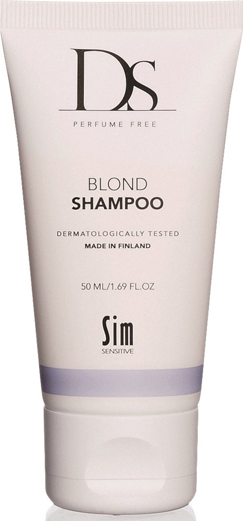 En vit schampoflaska med svart och lila text, märkning 'DS Blonde Shampoo, parfymfritt, tillverkad i Finland.'
