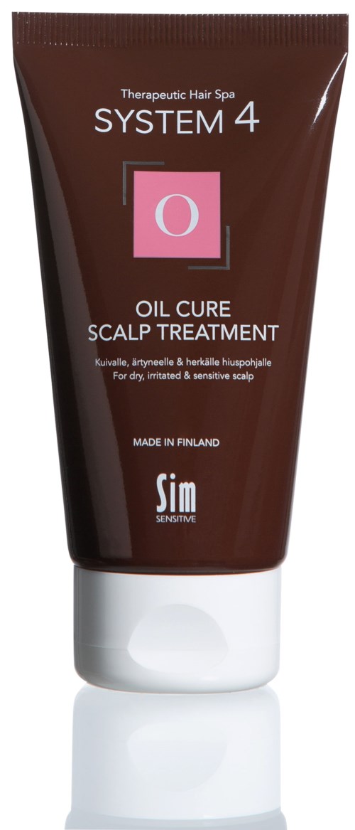 Braune Tube mit Aufschrift 'Oil cure scalp treatment' für trockene und empfindliche Kopfhaut, hergestellt in Finnland. Hat weißen Deckel.
