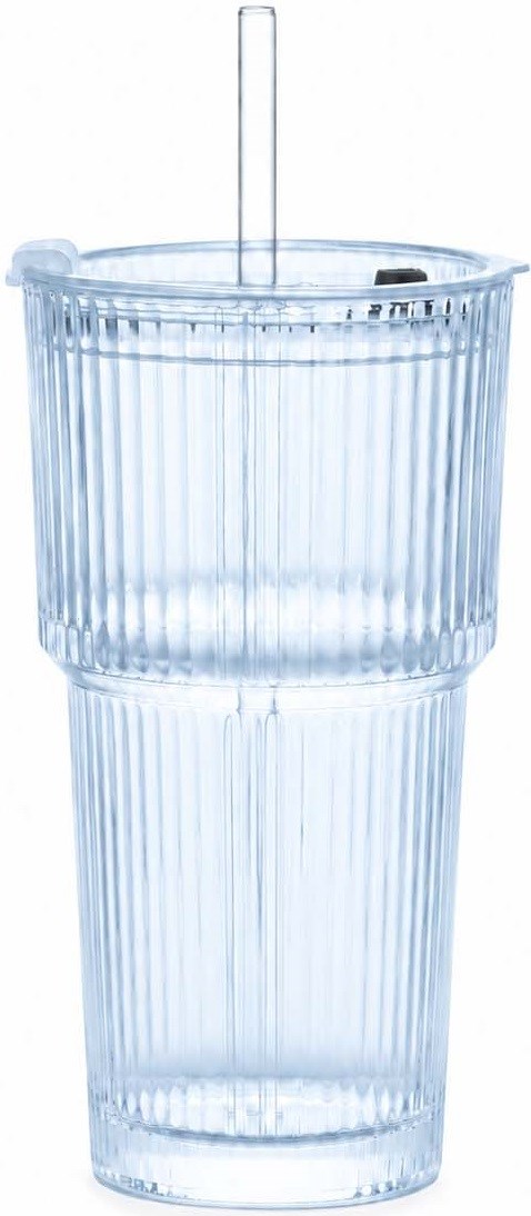 Et klart plastglass med lokk og sugerør, med vertikale reimer og dagtidssetting.