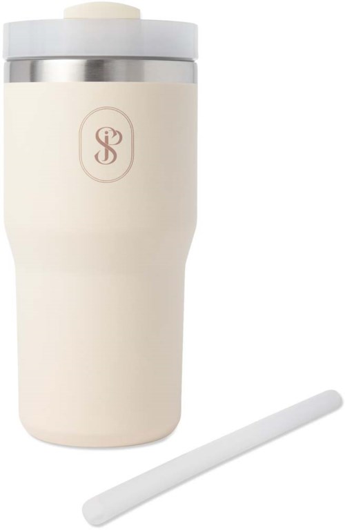 Ein beiger isolierter Becher mit einem Silberrand und einem Strohhalm. Er hat ein Logo auf der Vorderseite.
