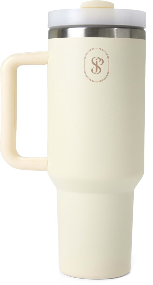 Ein beiger, isolierter Reisebecher mit Griff und silbernem Band am oberen Rand, mit kleinem Logo.