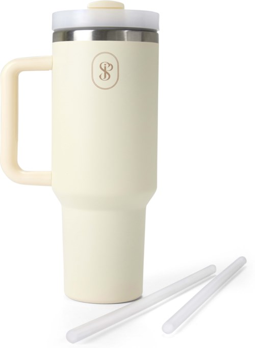 Ein weißer Reisetasse mit Griff, Logo und zwei wiederverwendbaren Strohhalmen.