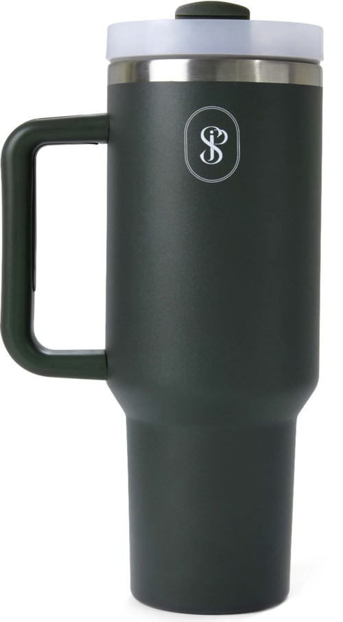 Ein dunkler Reisebecher mit Griff, Metallring und Logo auf der Vorderseite.