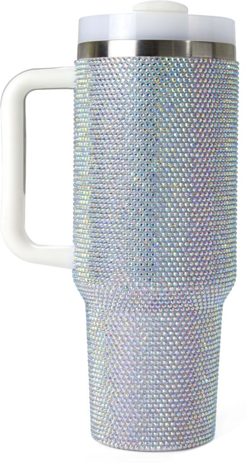 Eine reisekaffeetasse mit schimmernden, irisierenden Strasssteinen, hat einen weißen Griff und eine silberne Band am Deckel.
