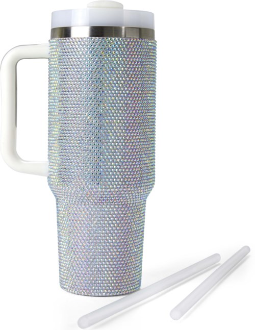 Eine Reisetasse mit einer glänzenden, diamantähnlichen Oberfläche, einem weißen Griff und zwei weißen Strohhalmen.