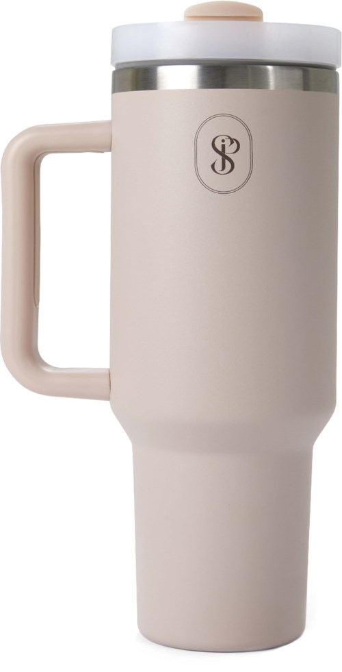 Eine beige Reisetasse mit Griff, silberner Band, weißem Deckel und Logo.